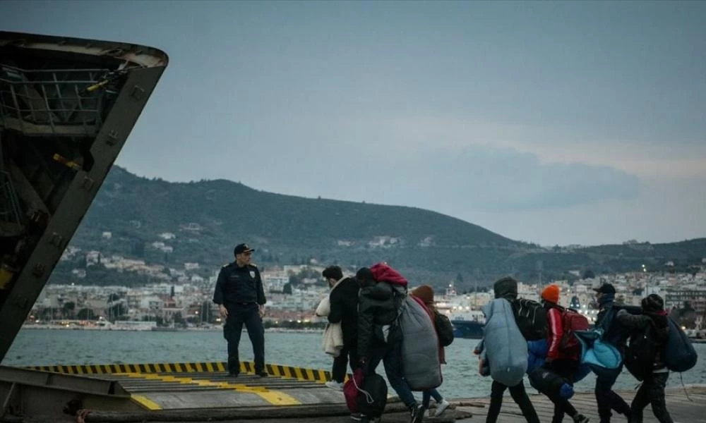 Στο αρματαγωγό «Ρόδος» 80 μετανάστες από το λιμάνι της Μυτιλήνης